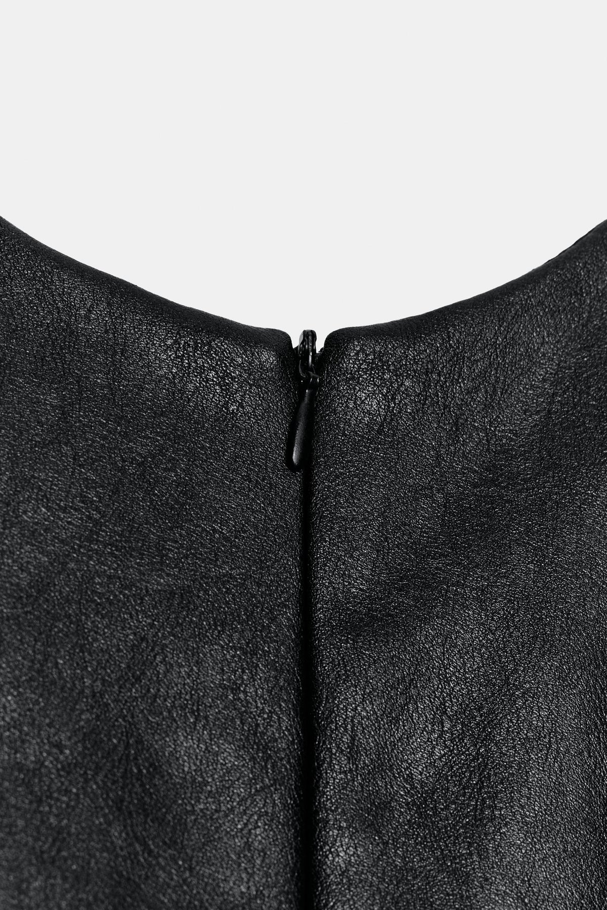 #121315, Noir